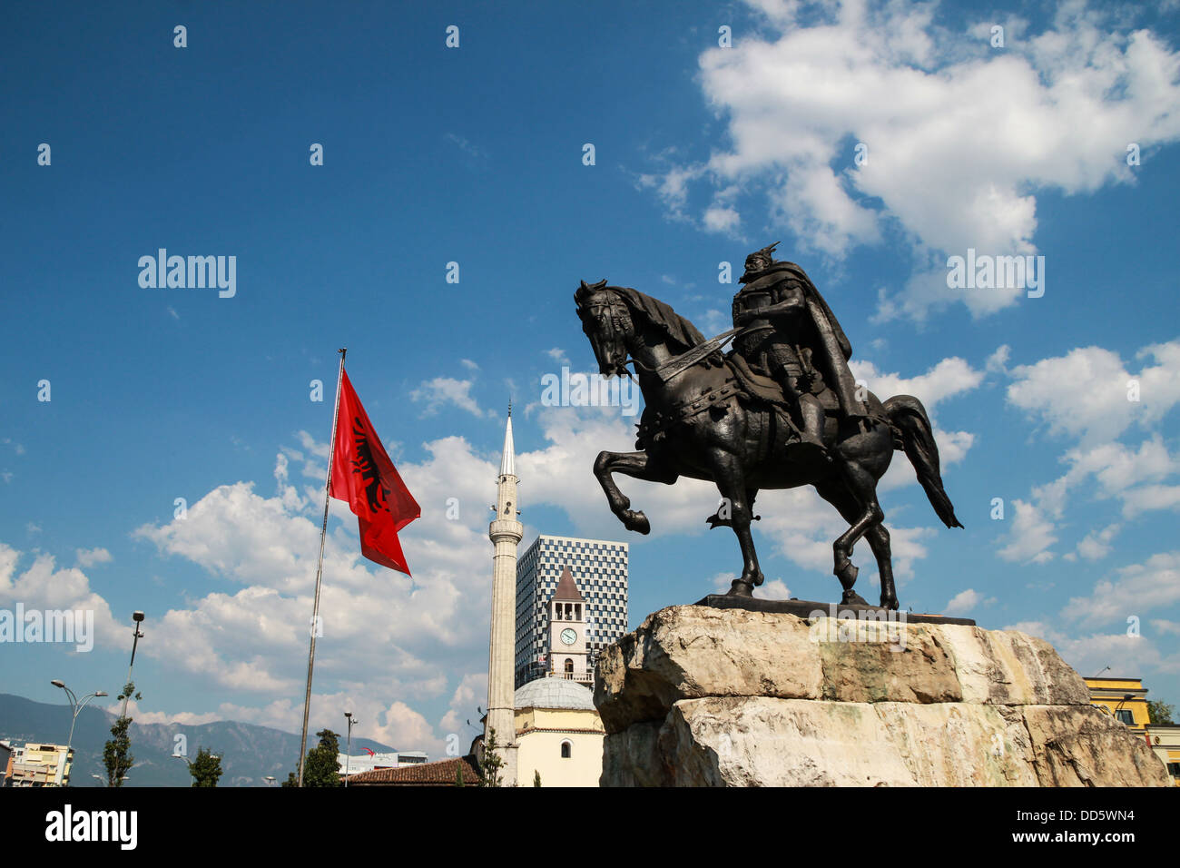 Statue albanischen Nationalhelden George Kastrioti Skanderbeg auf seinem Pferd in den wichtigsten Platz von Tirana, der Hauptstadt von Albanien Stockfoto