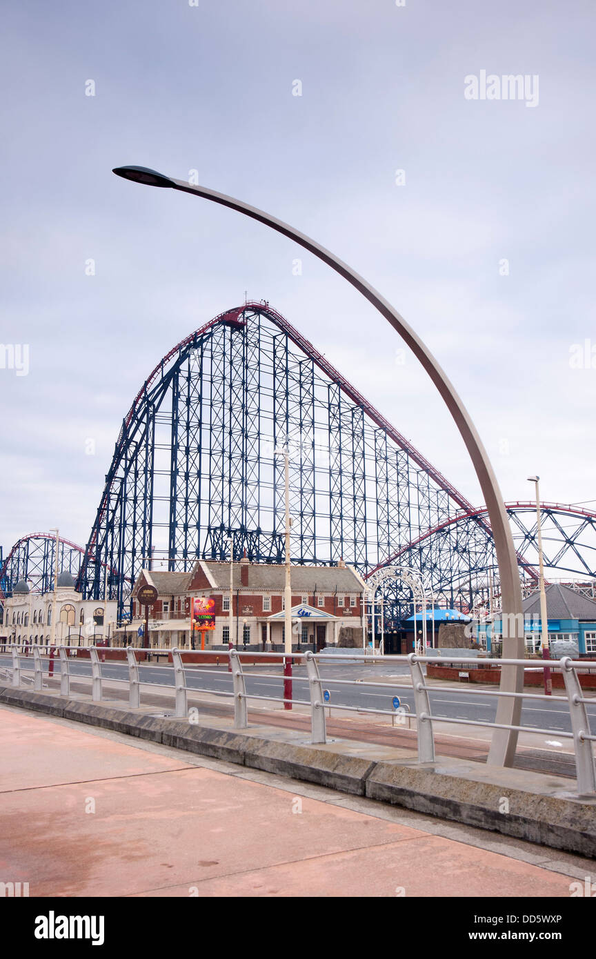Gebogene Art-deco-Stil Straßenlaterne Gestaltung der big Dipper Auszeichnung Pleasure Beach Stockfoto