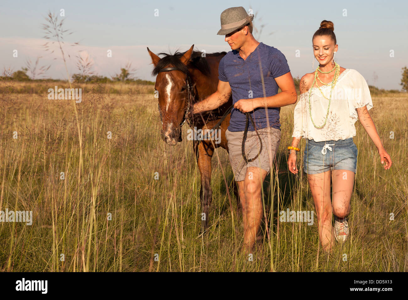Kroatien, Dalmatien, junges Paar mit Pferd auf einer Wiese Stockfoto