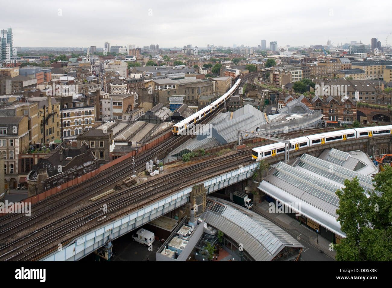 Ansicht von oben von Southwark Kathedrale Süden mit Zügen in Richtung zu oder von der London Bridge Stockfoto