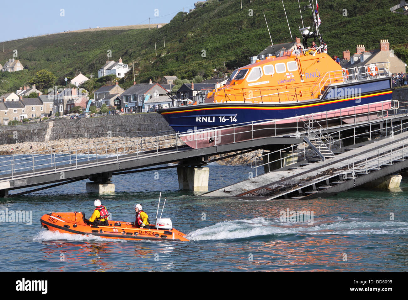 RNLI Tamar Klasse Rettungsboot und D Klasse Inshore Rettungsboot starten bei Sennen Cove Cornwall im Jahr 2013 Stockfoto