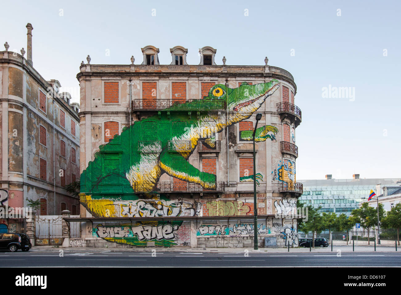 Straßenkunst auf Picoas in den Straßen von Lissabon der Graffiti-Künstler Os Gemeos, Portugal, Europa Stockfoto