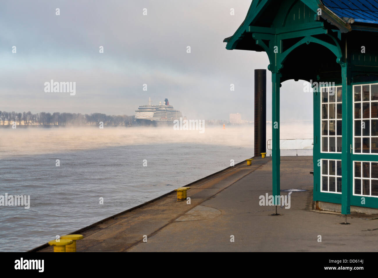Deutschland, Hamburg, Königin Victoria Schiff am Fluss Elbe Stockfoto