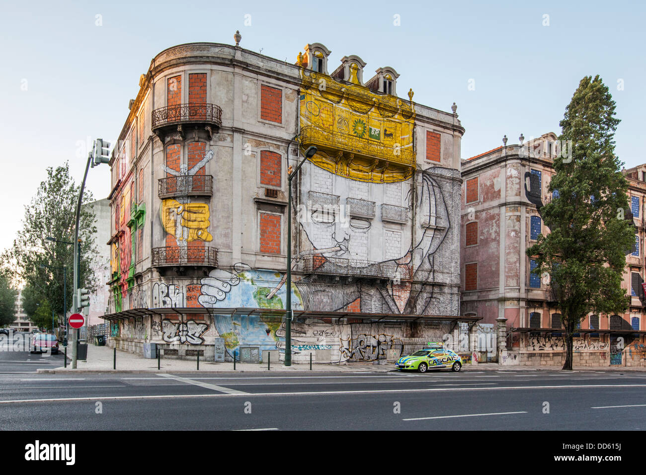 Straßenkunst auf Picoas in den Straßen von Lissabon der Graffiti-Künstler Os Gemeos, Portugal, Europa Stockfoto