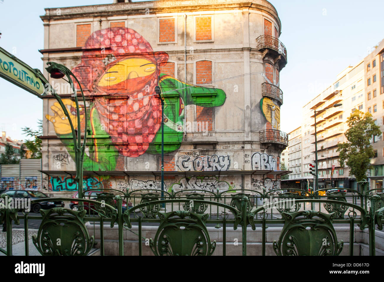 Straßenkunst auf Picoas in den Straßen von Lissabon der Graffiti-Künstler Os Gemeos, Portugal, Europa Stockfoto