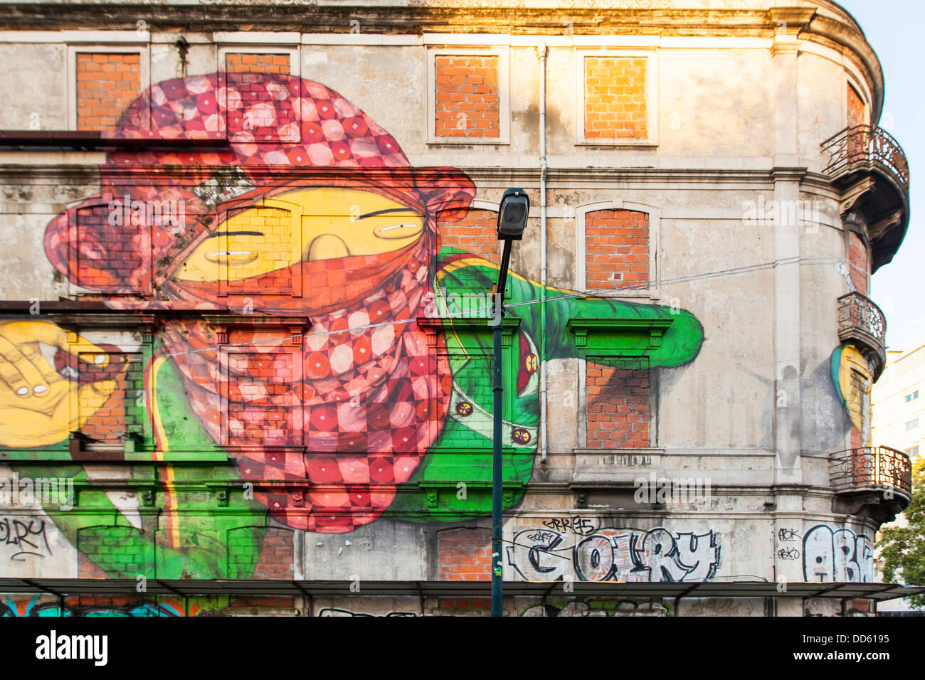 Straßenkunst auf Picoas in den Straßen von Lissabon der Graffiti-Künstler Os Gemeos, Portugal, Europa Stockfoto