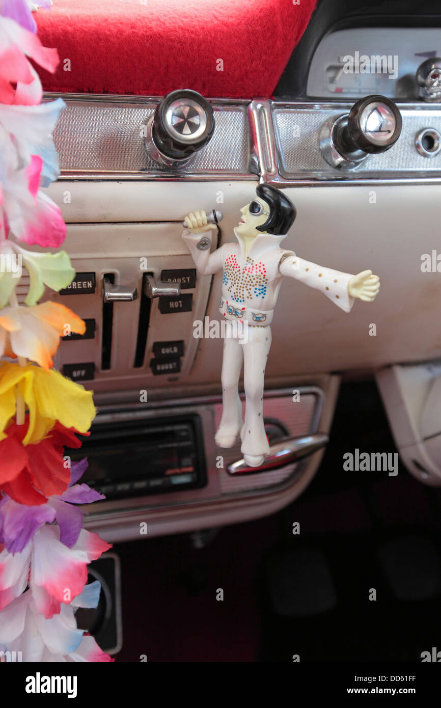 Inneren klassische Ford Consul mit Kitsch Elvis Figuren, Suffolk, UK Stockfoto