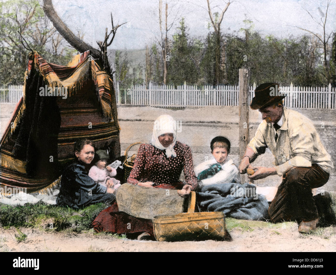 Einwandererfamilie Schneiden von Pflanzkartoffeln in ihrem Viertel zu pflanzen - morgen in Michigan, 1890. Handcolorierte halftone Wiedergabe einer Fotografie Stockfoto