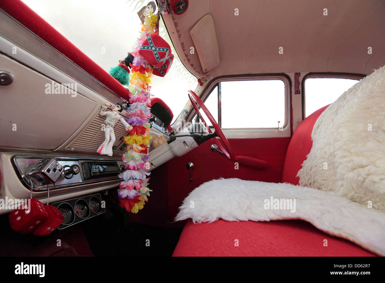 Inneren klassische Ford Consul mit Kitsch Elvis Figuren, Suffolk, UK Stockfoto