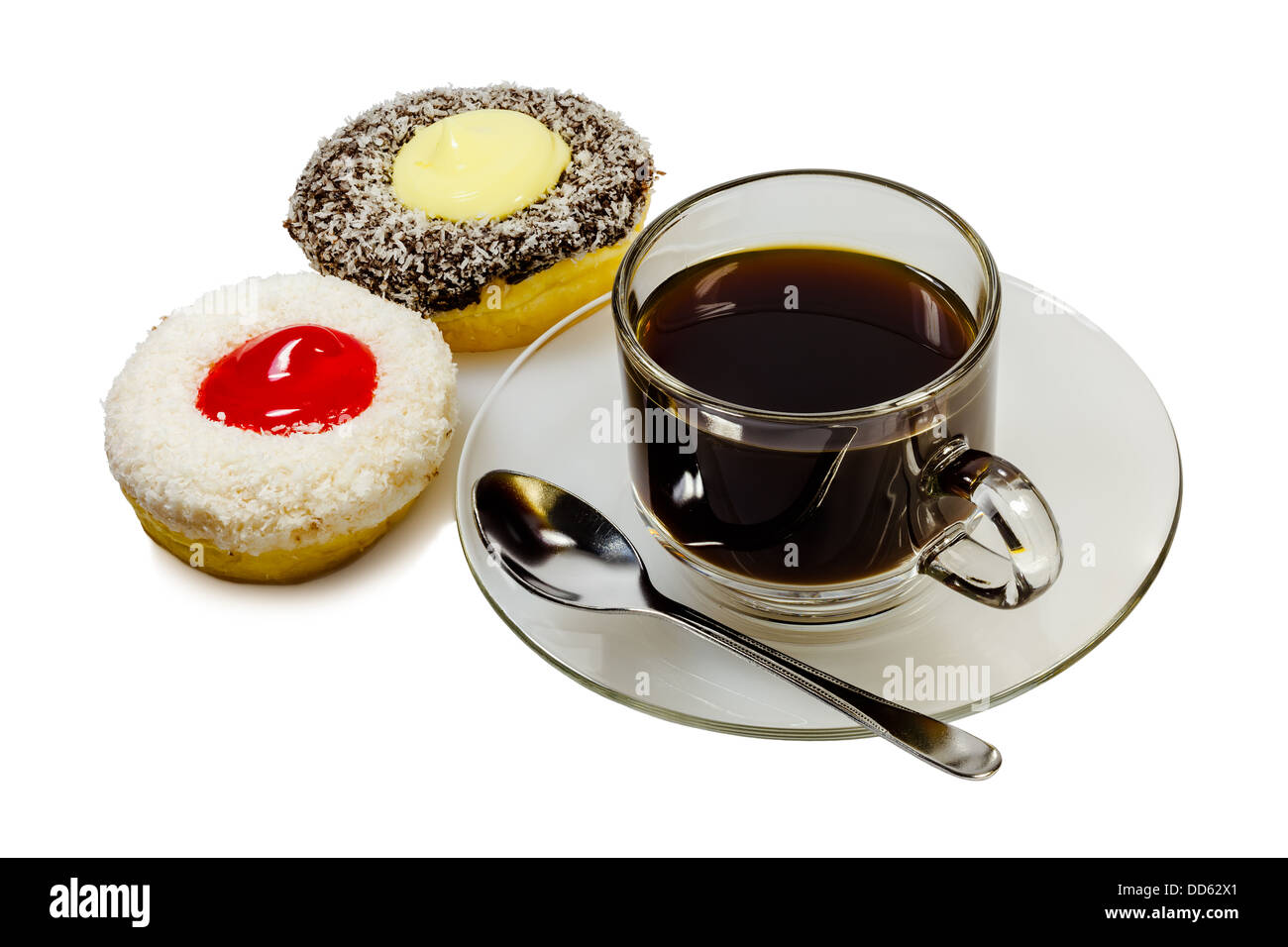 Zwei Stücke von Donuts und eine Tasse Kaffee auf weißem Hintergrund Stockfoto