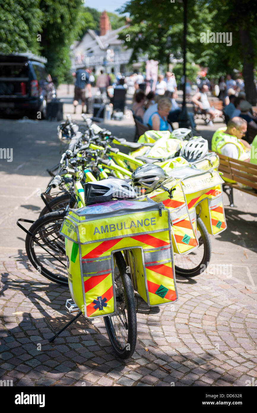 Eine Gruppe von St. John Ambulance Radfahren Sanitäter nehmen eine wohlverdiente Pause in The Groves an einem sonnigen Nachmittag in Chester. Stockfoto