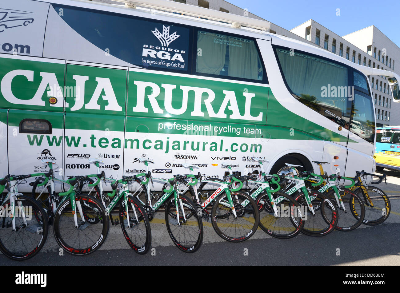 Spanien. 27. August 2013.  Vigo, Miradir de Lobeira. 3. Etappe Vuelta a España. Fahrräder aufgereiht vor dem Rennen in Vigo Credit: Action Plus Sport Bilder/Alamy Live News Stockfoto