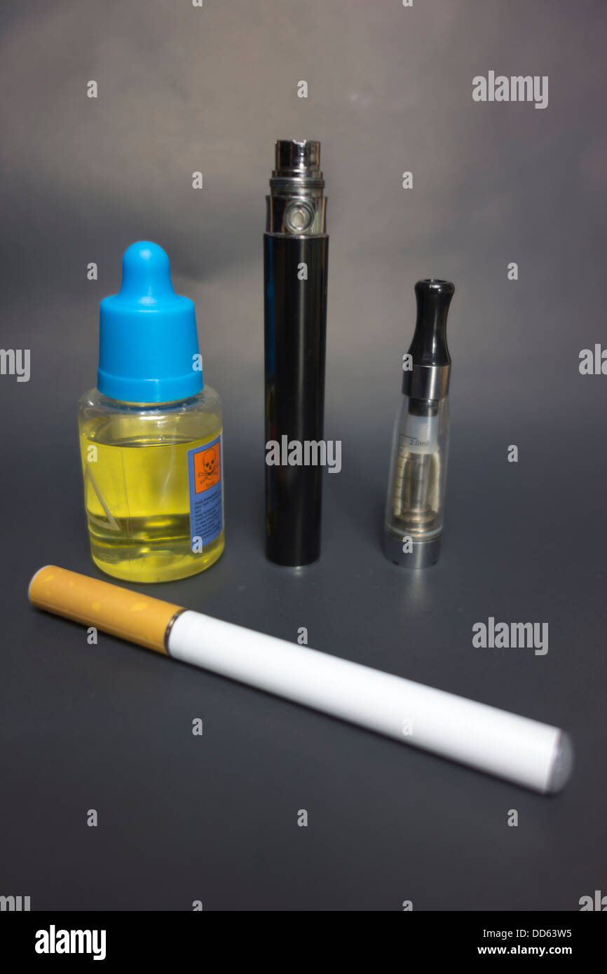 Zwei Varianten von e-Zigaretten und eine Flasche Flüssigkeit Nikotin oder e-Saft/e-Liquid. Stockfoto