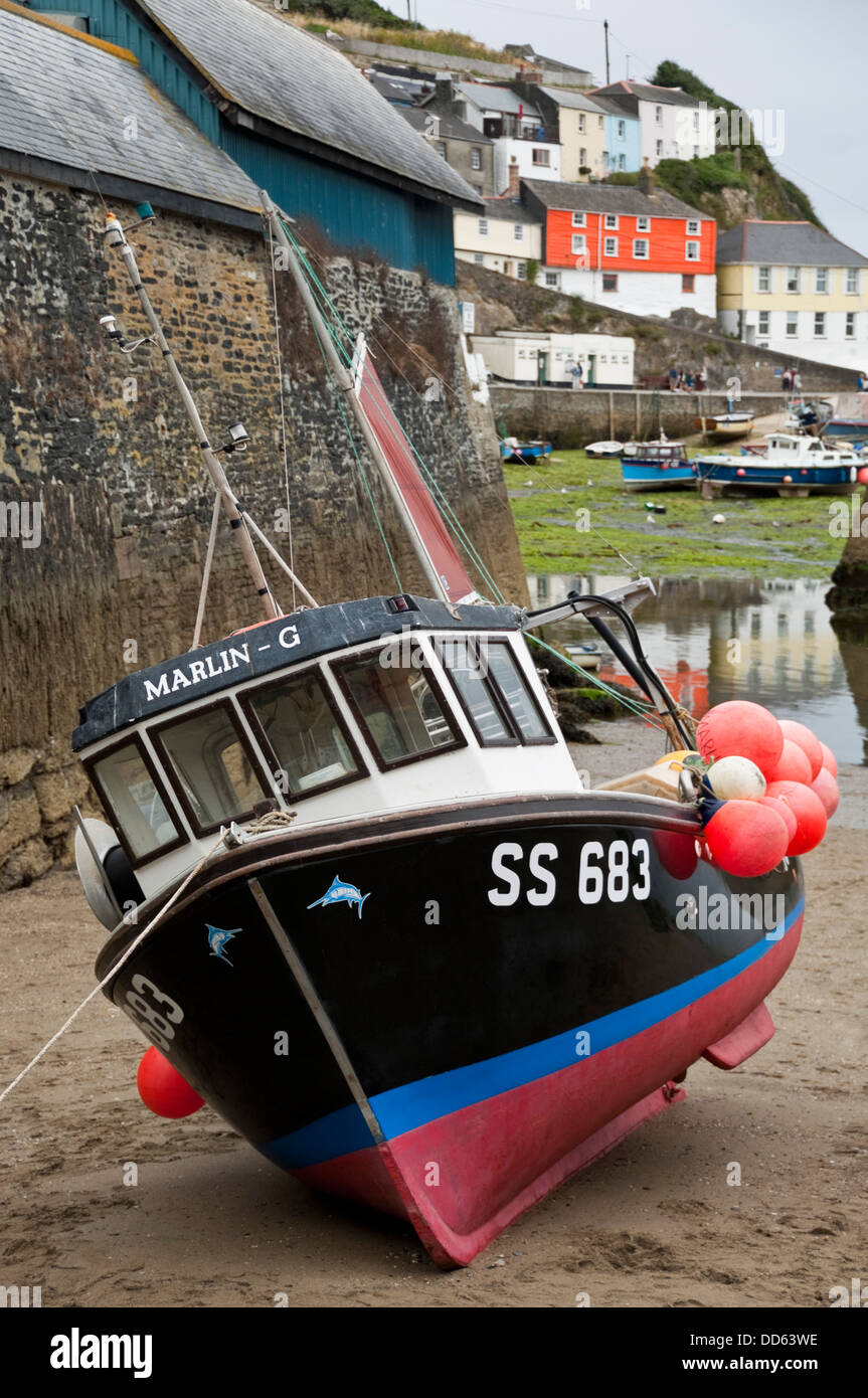 Vertikale Nahaufnahme von einem kleinen Fischkutter in Mevagissey Hafen bei Ebbe. Stockfoto