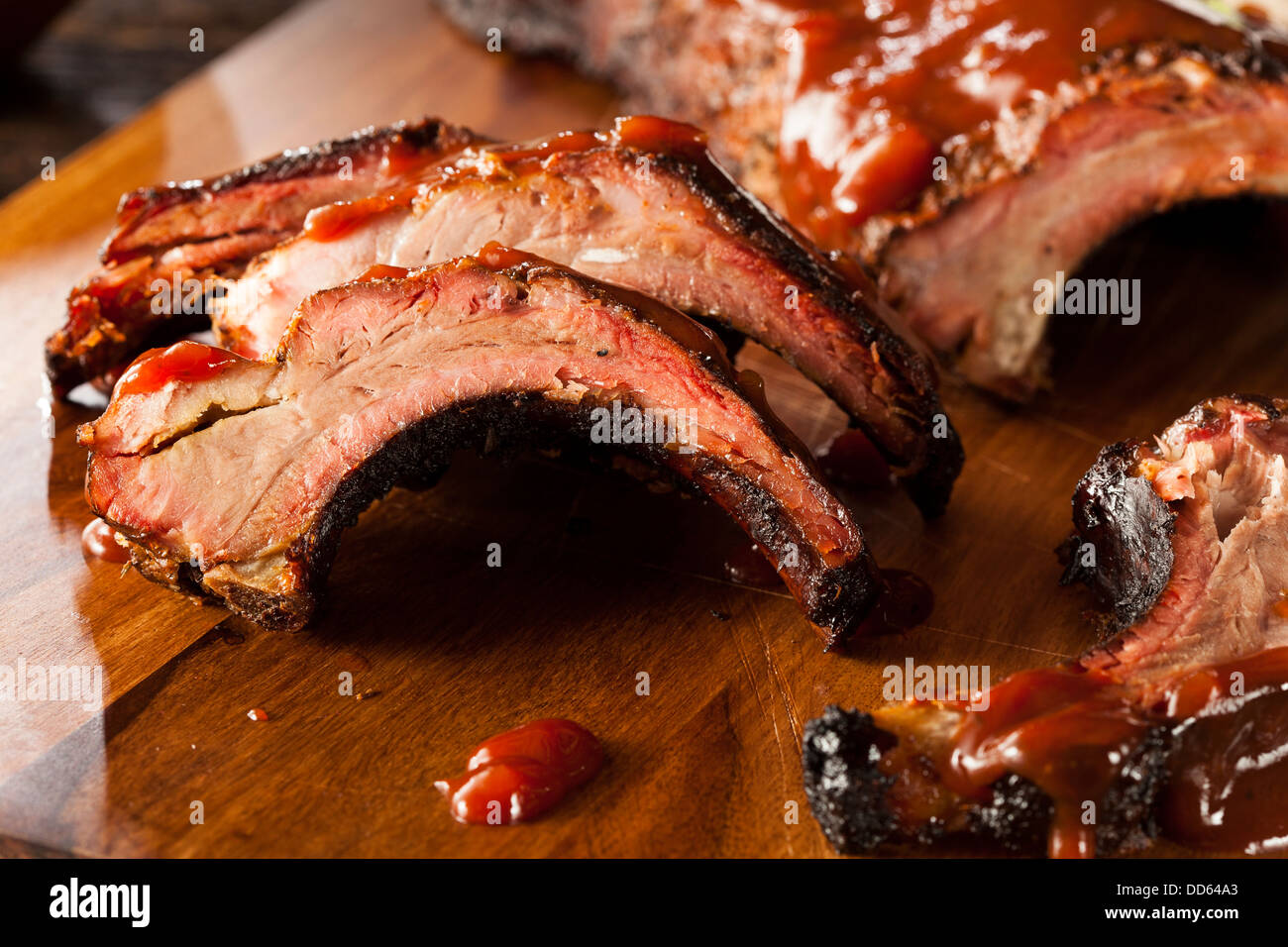 Geräuchertem Barbecue Schweinefleisch Spareribs mit Sauce Stockfoto