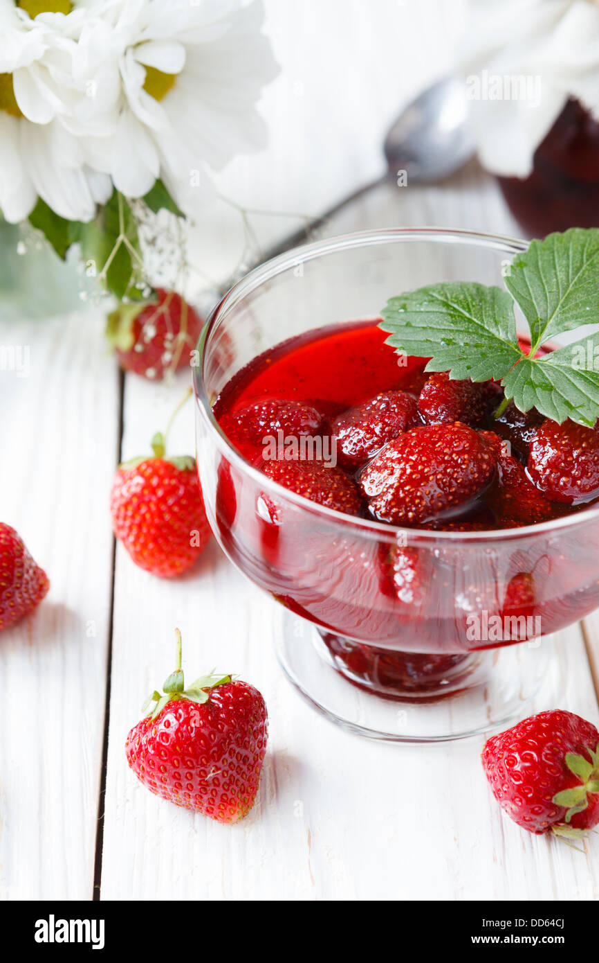 Erdbeeren und Erdbeermarmelade, Essen Stockfoto