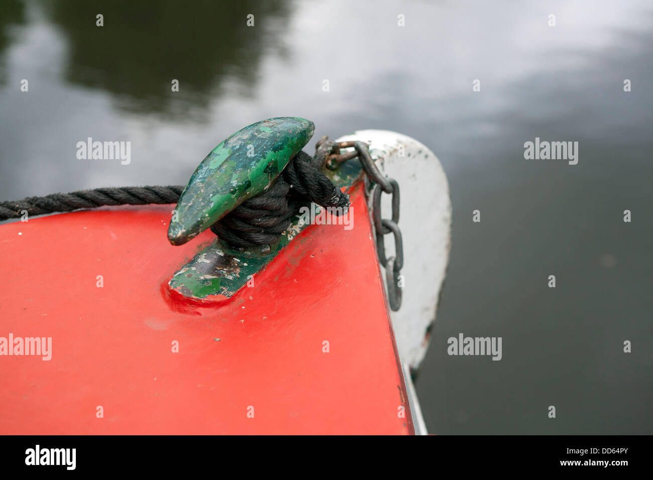 Der Bogen von einem schmalen Boot (Barge) Eisen Befestigungspunkt ist das Boot in leuchtendem Rot und grün lackiert. Die Farbe ist abblättern. Stockfoto