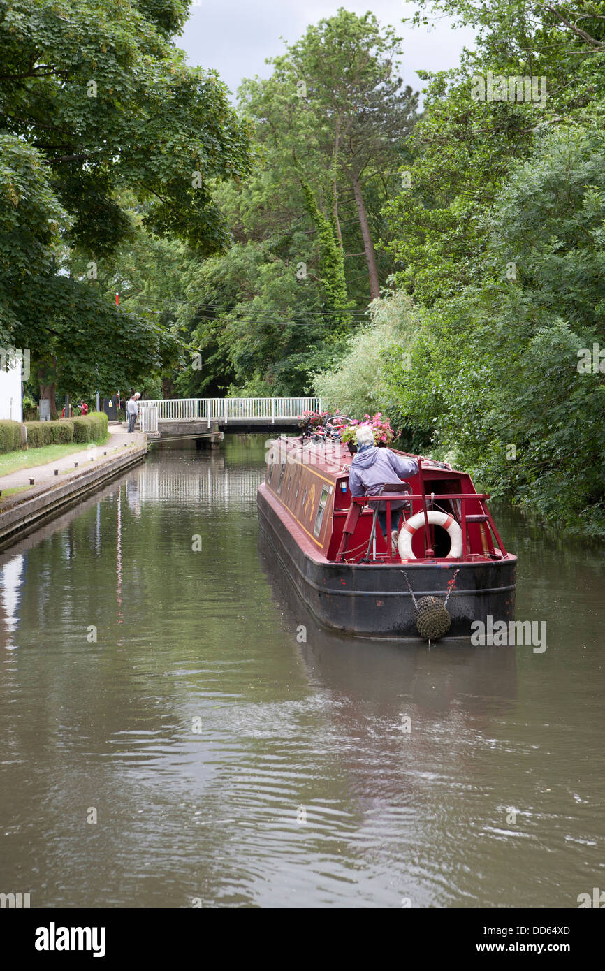 Ein Narrowboat (Barge) nähert sich die Theale Drehbrücke am Kennet und Avon Kanal Berkshire. Stockfoto