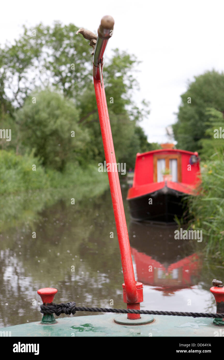Die Pinne der schmalen Boot, einem roten Lastkahn wird im Hintergrund oben festgemacht. Stockfoto