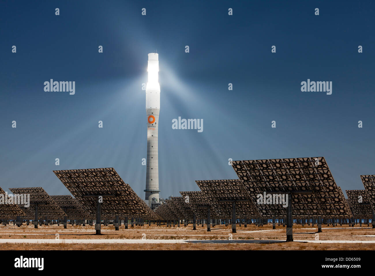 Gemasolar ist eine konzentrierte thermische Solarturm-Anlage mit ein geschmolzenes Salz Wärmespeichers. Stockfoto
