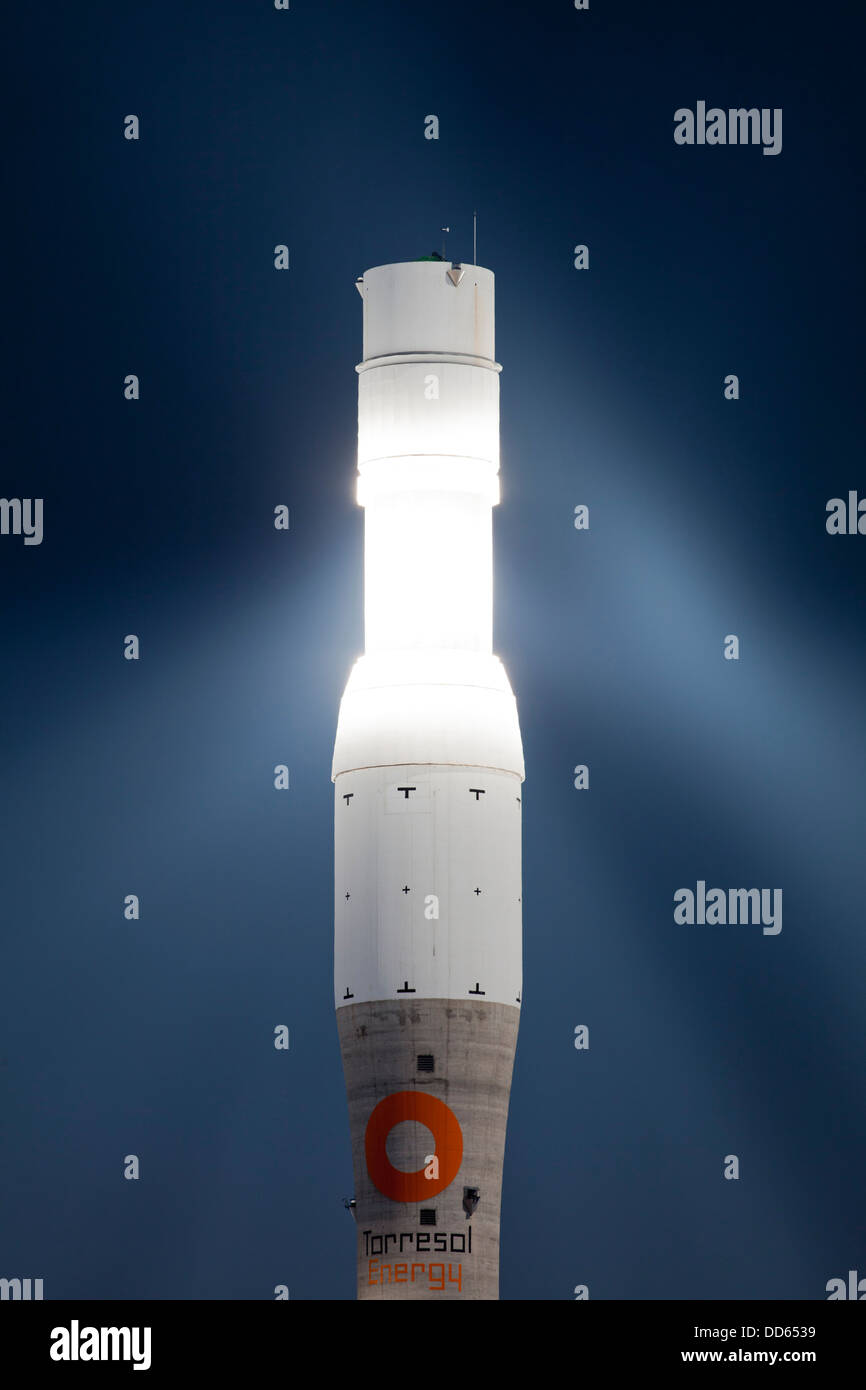 Gemasolar ist eine konzentrierte thermische Solarturm-Anlage mit ein geschmolzenes Salz Wärmespeichers. Stockfoto