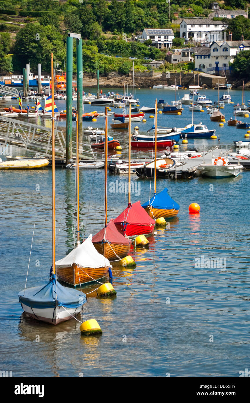 Vertikale Ansicht der traditionellen hölzernen Segelbooten festgemacht an einem sonnigen Tag auf dem Fluss Fowey Stockfoto