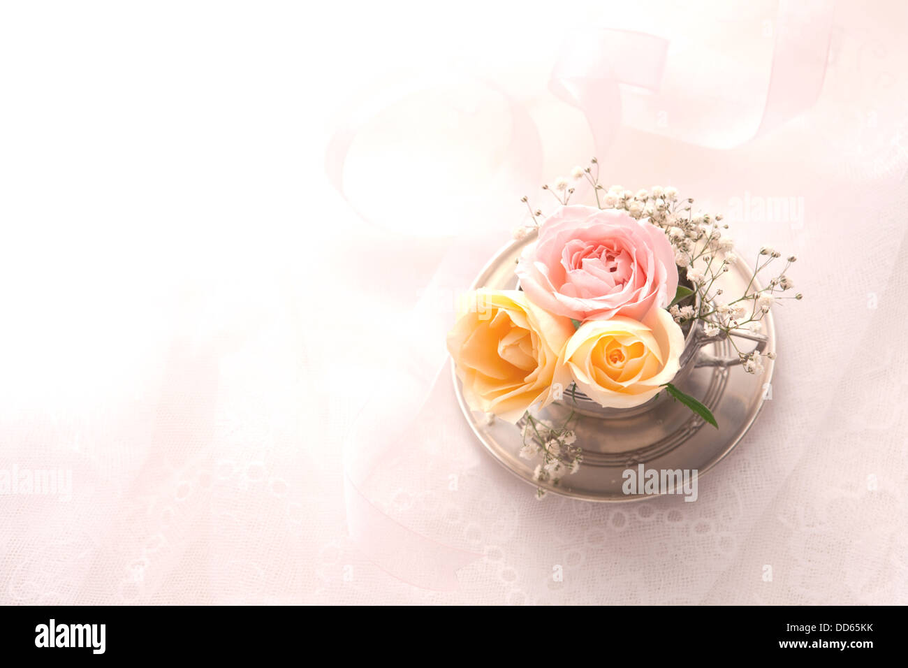 Rosen in verschiedenen Farben in einer Metallschale Stockfoto