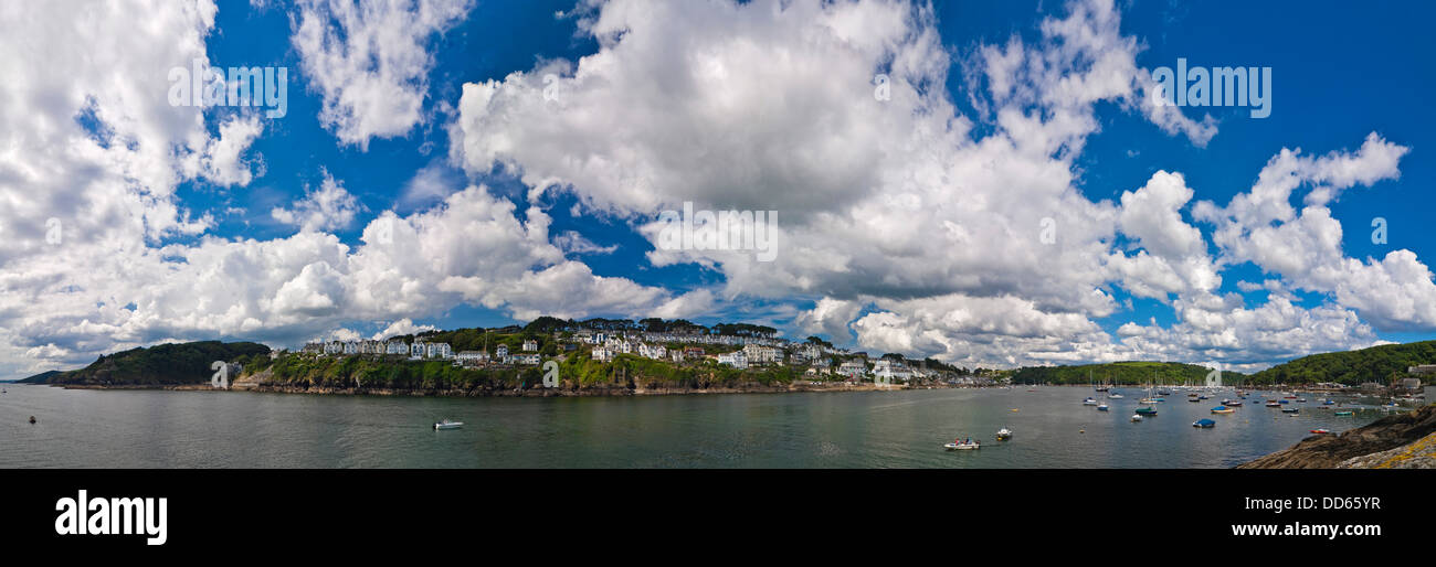 Horizontale Panoramablick über die Flussmündung Fowey von Readymoney Bucht, Polruan. Stockfoto