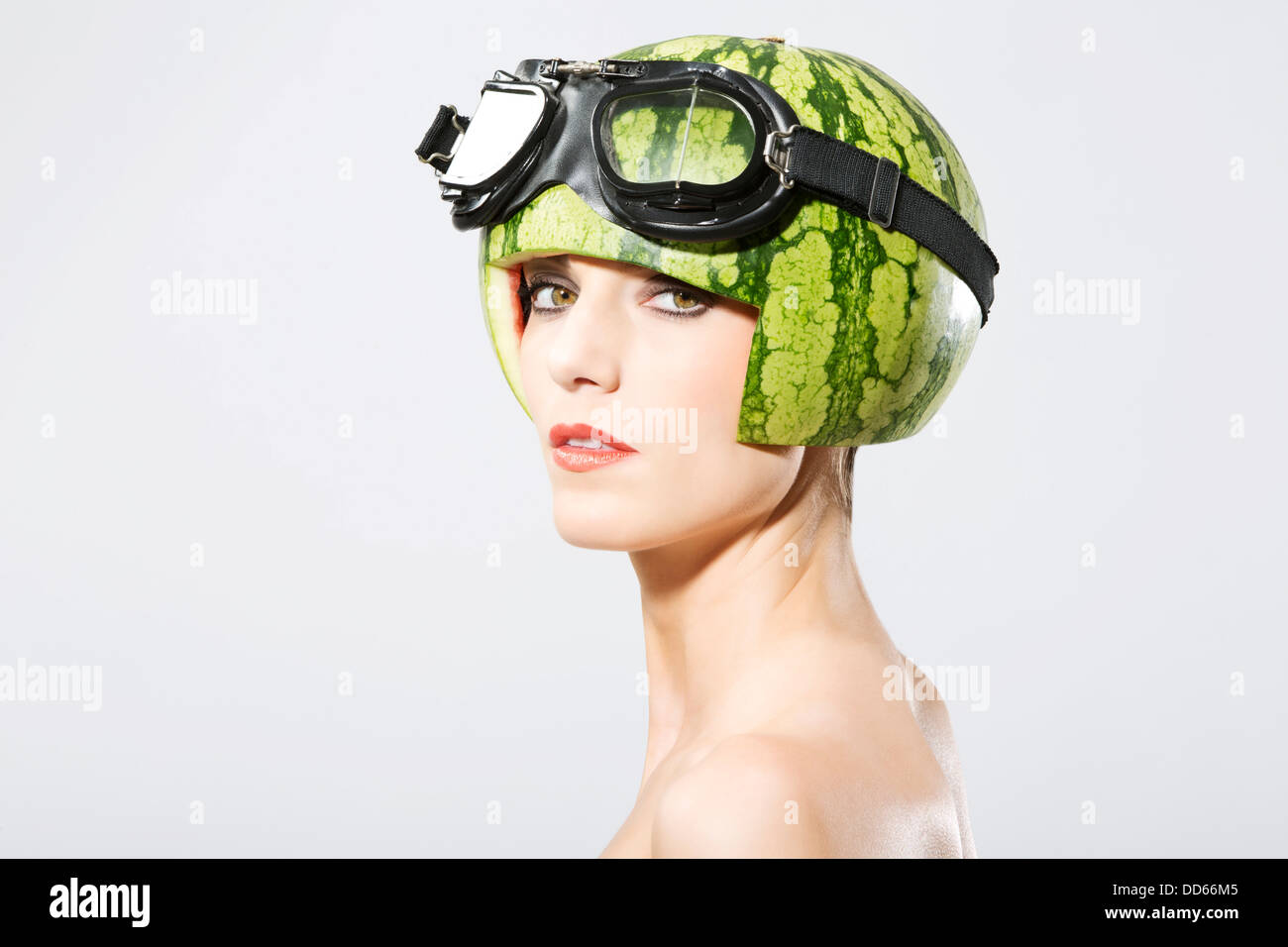 Junge Frau trägt Wassermelone Helm, Nahaufnahme Stockfoto