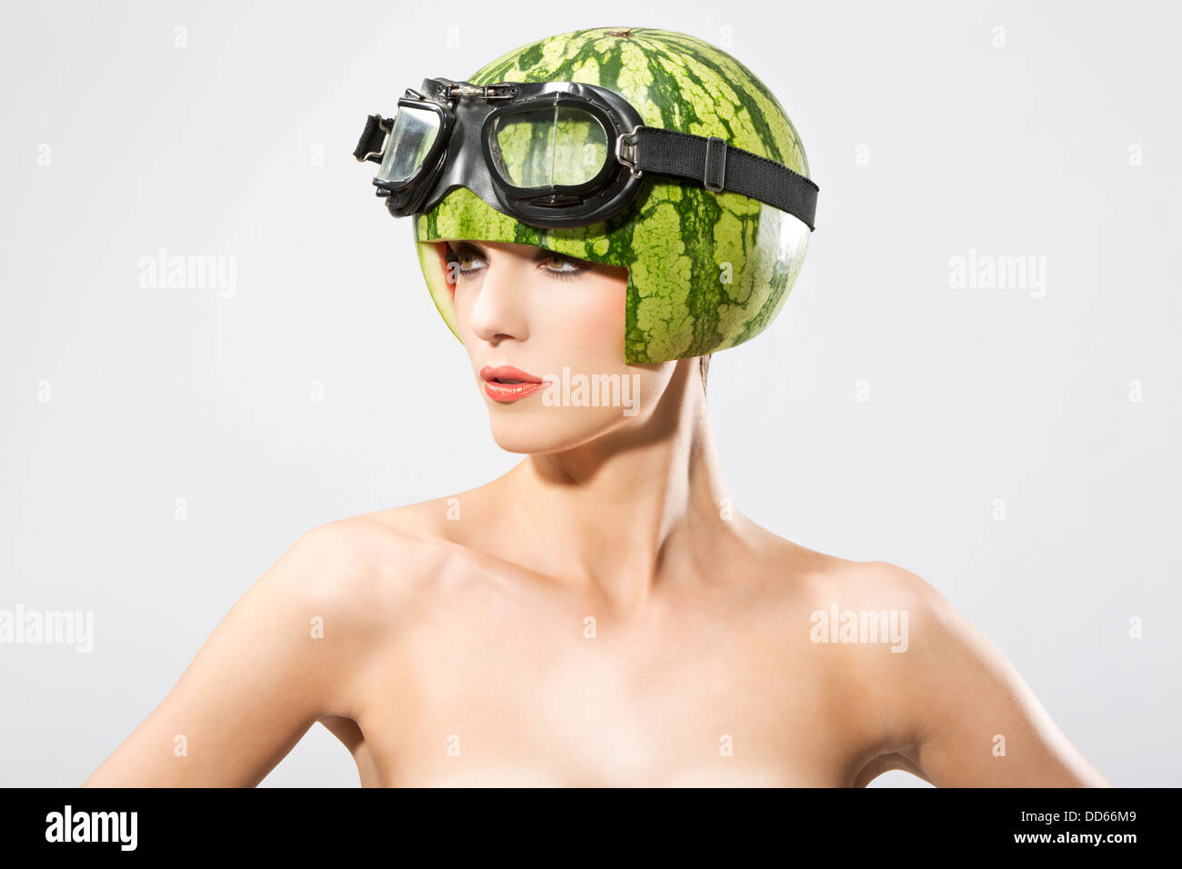 Junge Frau trägt Wassermelone Helm, Nahaufnahme Stockfoto