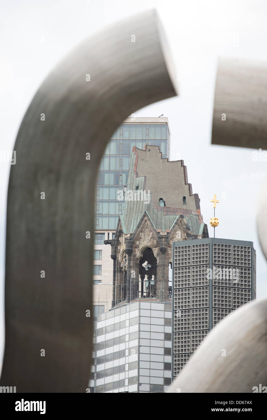 Die Kaiser-Wilhelm-Gedächtniskirche ist wieder mit der Skulptur "Berlin" im Vordergrund am Breitscheidplatz-Platz in Berlin, Deutschland, 27. August 2013 zu sehen. Der untere Bereich ist immer noch von Gerüsten bedeckt. Die Entfernung von dem Gerüst auf dem Sockel ist nur für Anfang 2014 geplant. Foto: RAINER JENSEN Stockfoto
