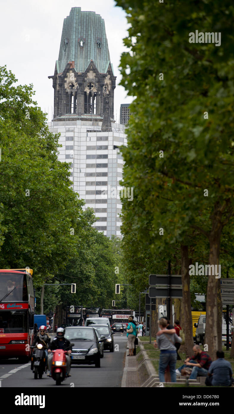 Die Kaiser-Wilhelm-Gedächtniskirche ist wieder am Breitscheidplatz-Platz in Berlin, Deutschland, 27. August 2013 zu sehen. Der untere Bereich ist immer noch von Gerüsten bedeckt. Die Entfernung von dem Gerüst auf dem Sockel ist nur für Anfang 2014 geplant. Foto: RAINER JENSEN Stockfoto