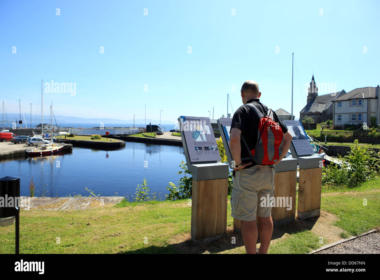 Mann liest die Informationstafeln über den Crinan Kanal an das Ardrishaig Becken nahe dem östlichen Ende des Kanals Stockfoto