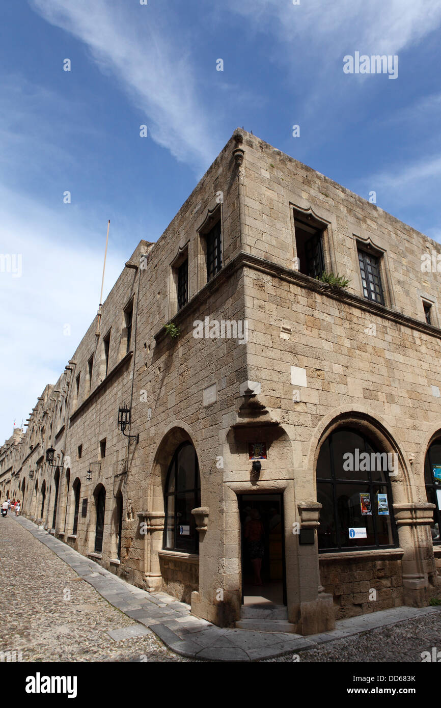 Rhodos-Tourist-Information Büro an der Ecke der Ippoton, der gepflasterten Straße der Ritter, in Rhodos. Stockfoto