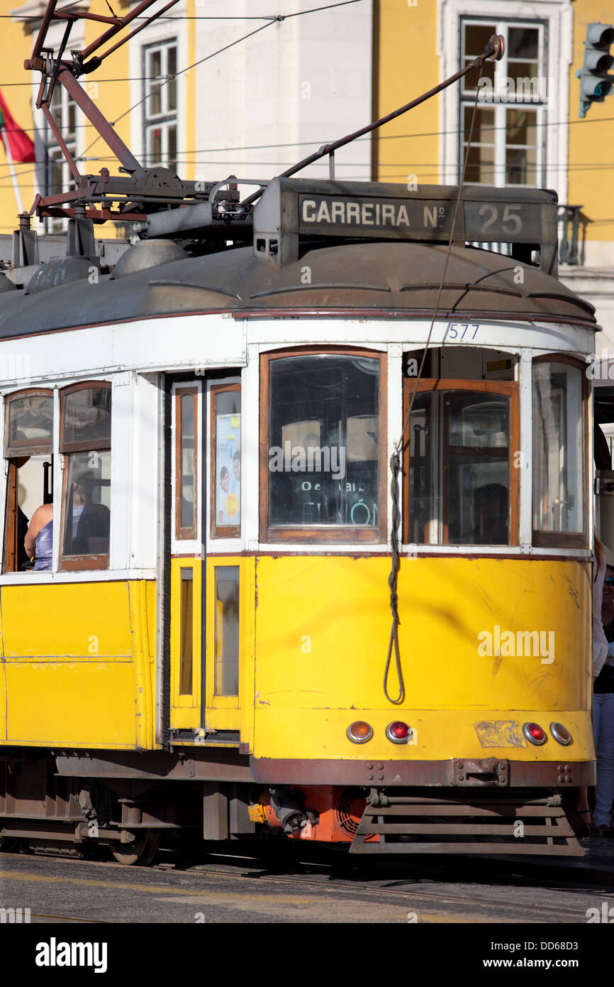 Gelben Straßenbahn auf der schmalen Straße, Alfama Viertel von Lissabon. Portugal Stockfoto