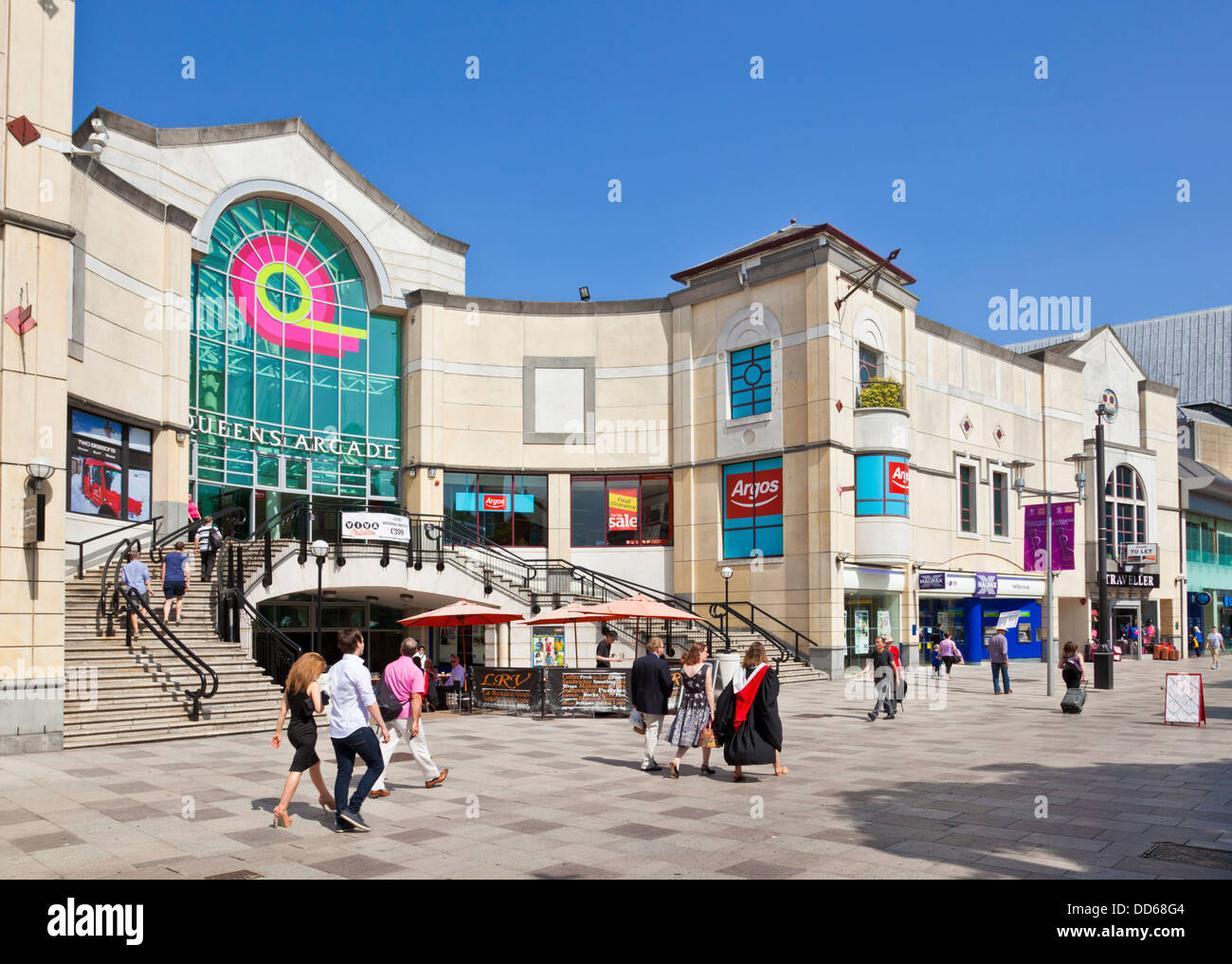 Queens Arcade-Außenansicht Eingang und Treppe Stadtzentrum von Cardiff South Glamorgan South Wales Großbritannien GB EU Europa Stockfoto