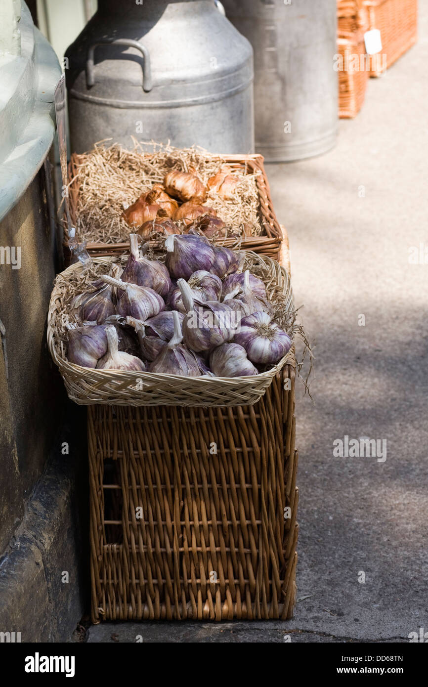 Allium Sativum. Körbe mit Knoblauch zu verkaufen. Stockfoto