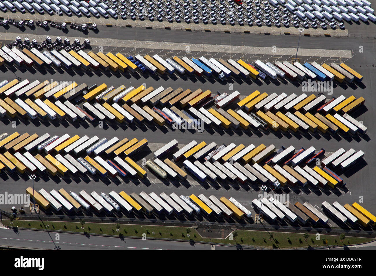 Luftaufnahme der Linien von Lastkraftwagen, Lastkraftwagen und LKW geparkt am Kai bei Immingham, Lincolnshire Stockfoto