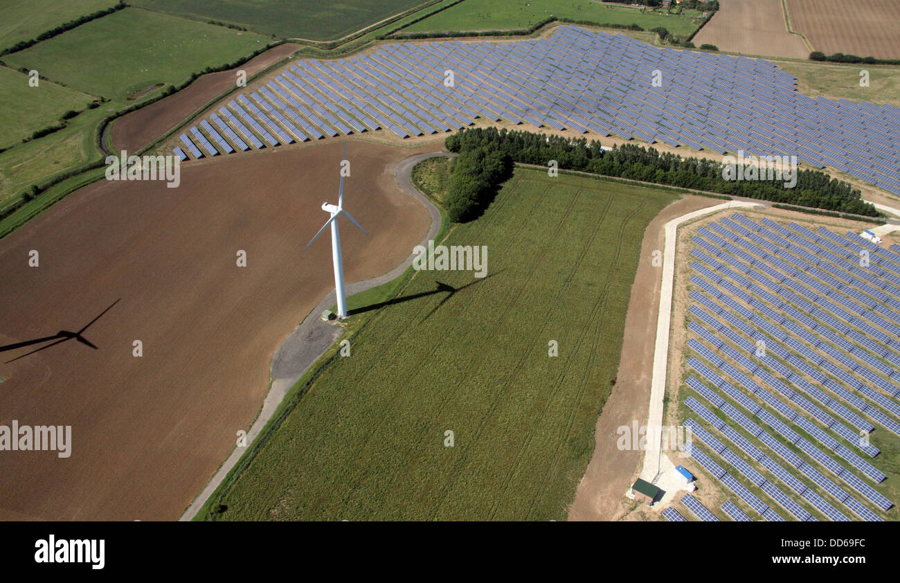 Luftaufnahme eines Windparks und Solarparks zusammen, Lincolnshire Stockfoto