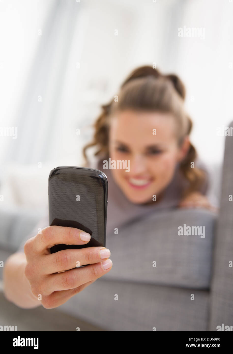 Closeup auf Handy in der Hand der jungen Frau liest sms Stockfoto