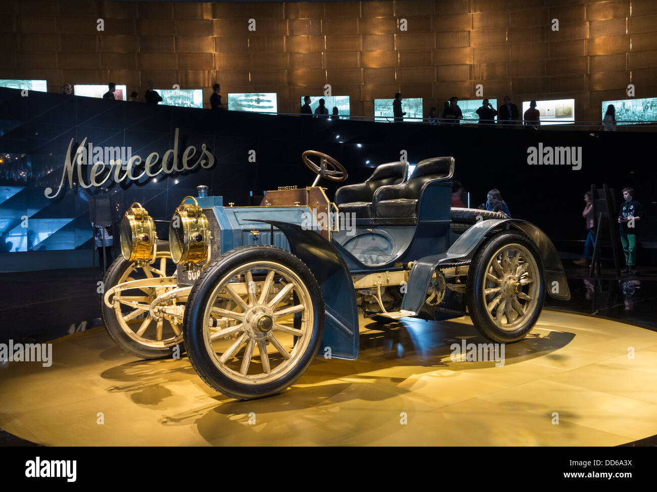 Eine frühe Mercedes-Wagen auf dem Display an der Mercedes-Benz Museum, Stuttgart, Deutschland Stockfoto