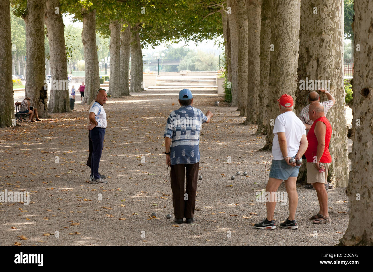 Boules Frankreich; ältere Männer Boule spielen, Agen, Lot-et-Garonne, Frankreich Europa Stockfoto