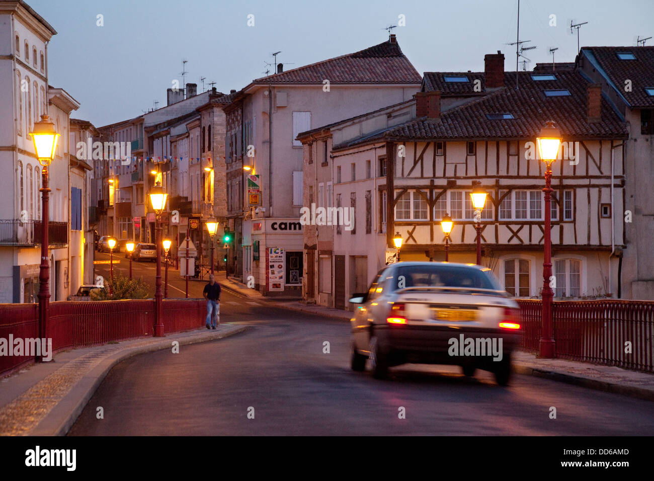 Autofahren in der Dämmerung in der französischen Stadt Villeneuve-Sur-Lot, Lot et Garonne, Frankreich, Europa Stockfoto