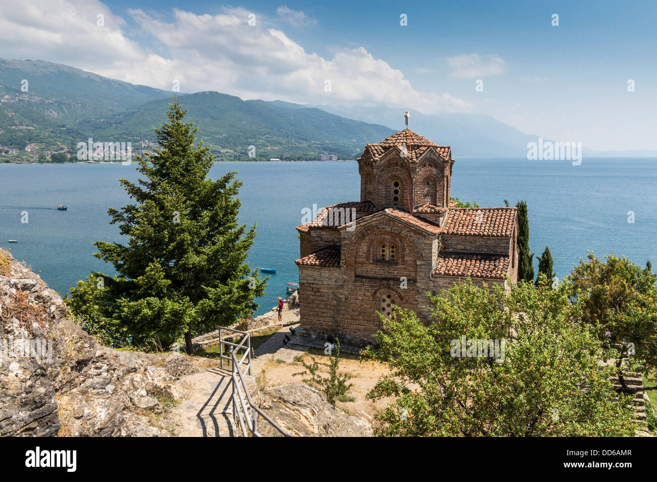 Der Ohridsee in der mazedonischen Landschaft mit der Kirche St. Johannes / Sveti Johan in Ohrid, Europa Stockfoto