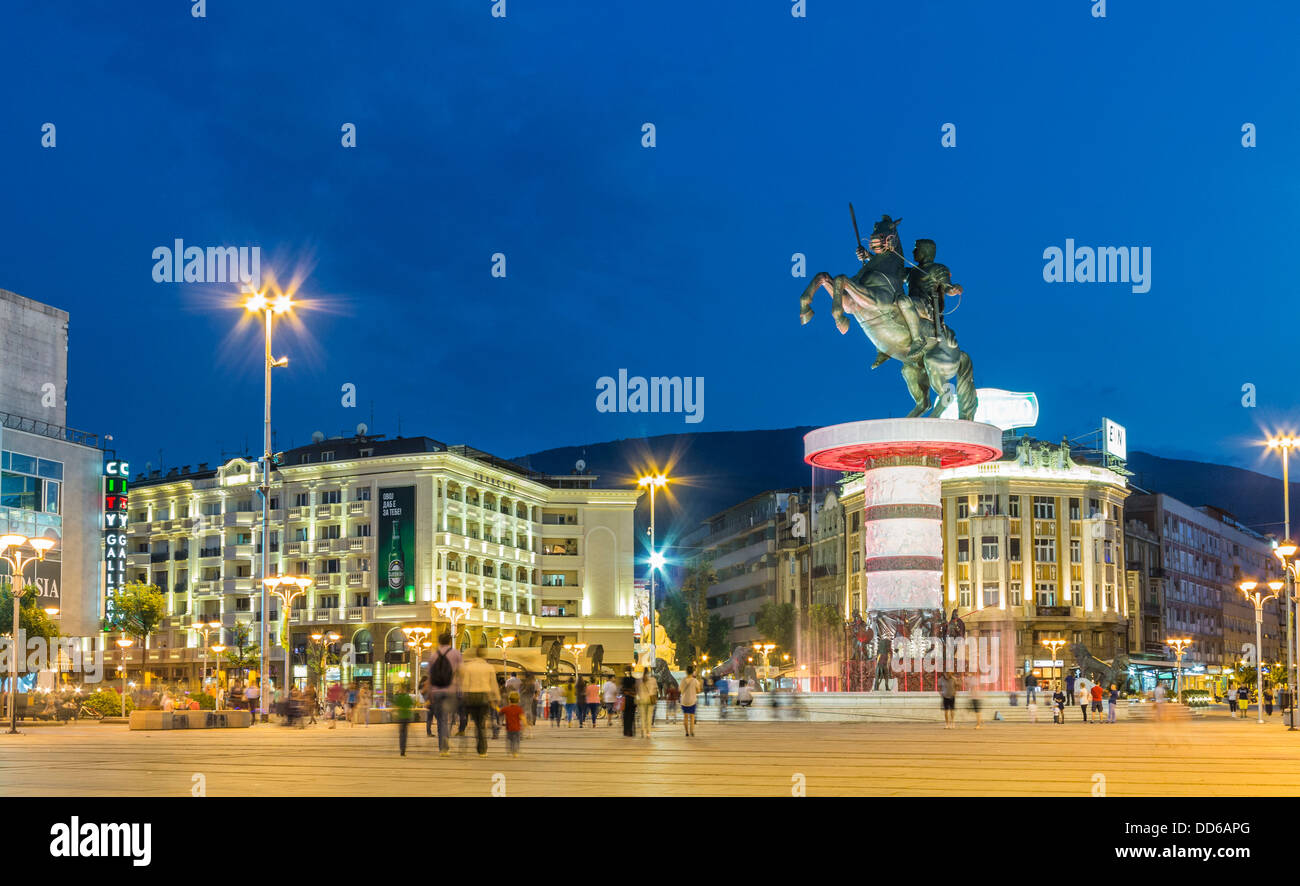 Stadtzentrum Skopje - Mazedonien-Platz, mit Krieger auf einem Pferd Statue und Brunnen Stockfoto