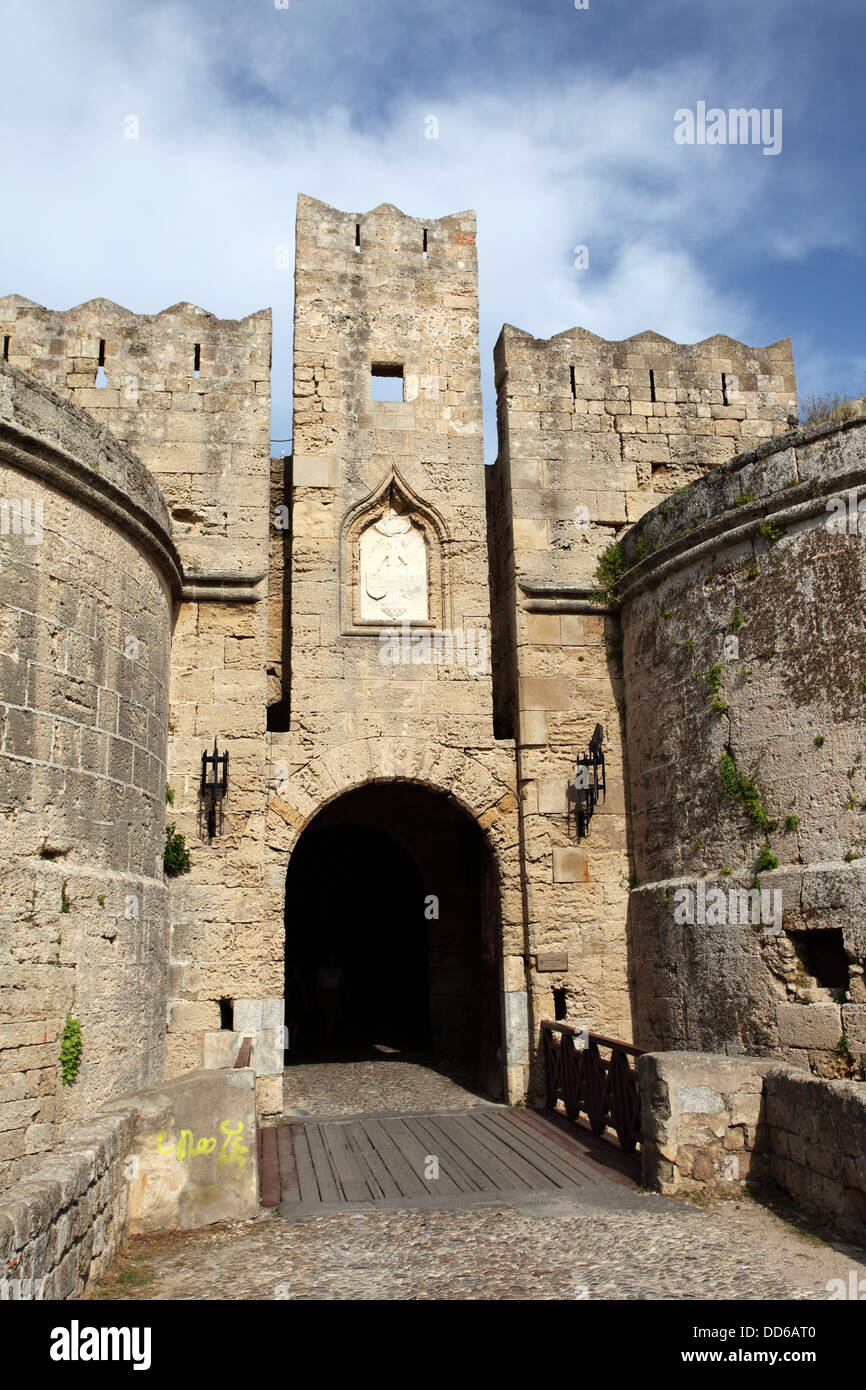Das Amboise Tor, Teil der mittelalterlichen Stadtmauer, die den Großmeister-Palast, Rhodos Stadt, Rhodos, Griechenland zu verteidigen. Stockfoto