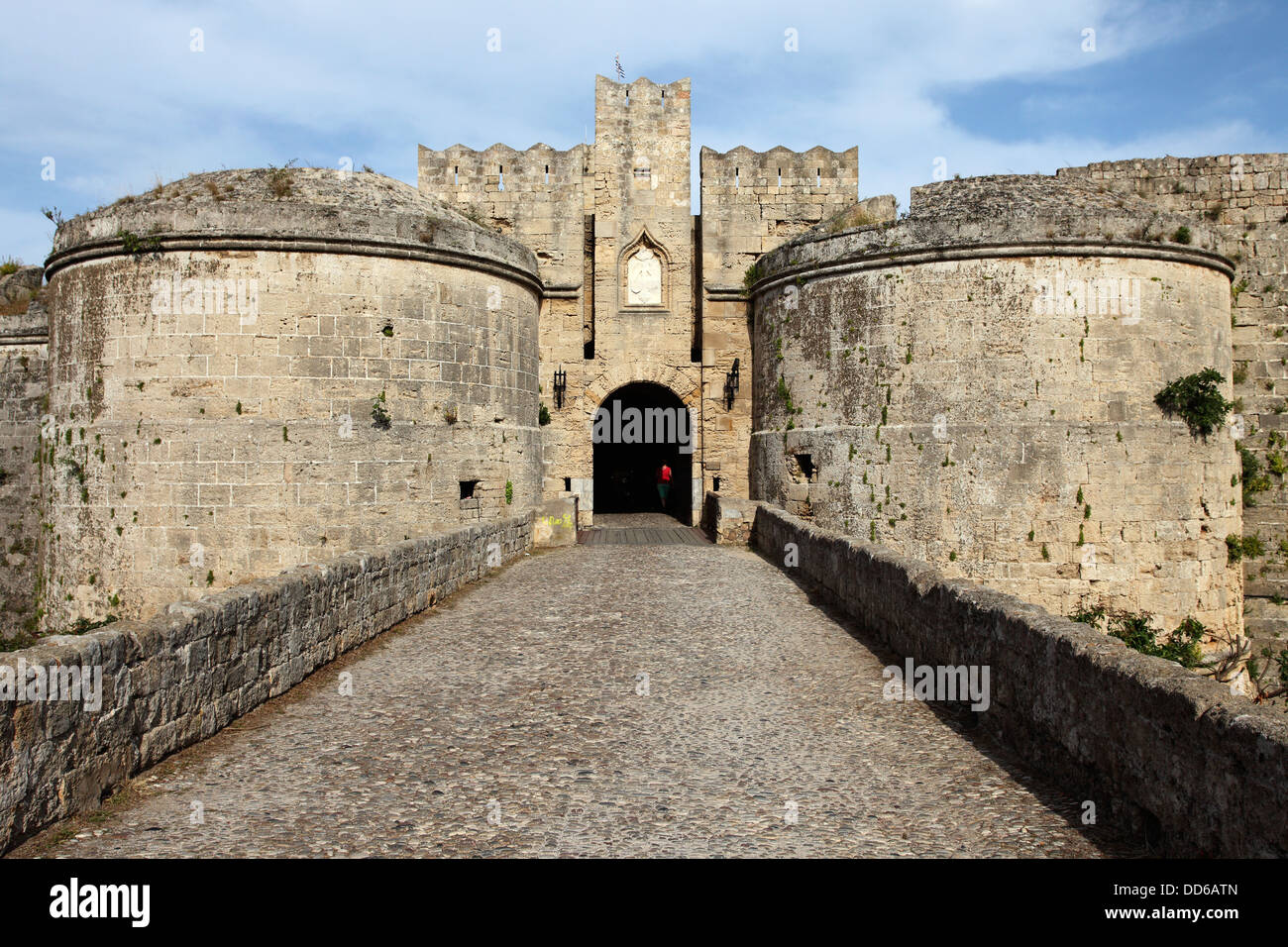 Das Amboise Tor, Teil der mittelalterlichen Stadtmauer, die den Großmeister-Palast, Rhodos Stadt, Rhodos, Griechenland zu verteidigen. Stockfoto