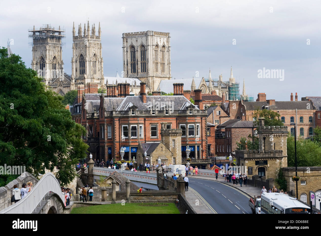 Ansicht der Stadtmauern, York Minster, Lendal Bridge & Station Road in Stadt von York North Yorkshire England UK Stockfoto