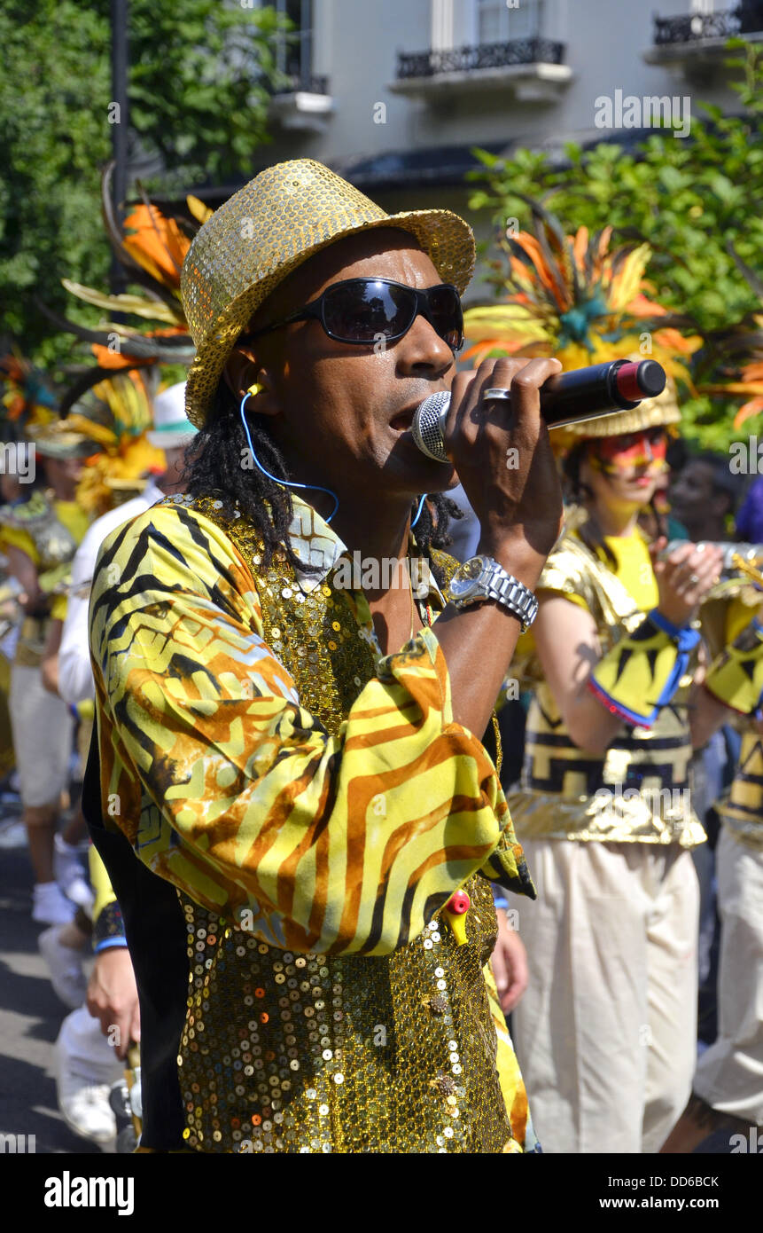 Notting Hill, London, Großbritannien. 25. August 2013. Notting Hill Carnival findet im August Bank Holiday seit 1966, dem Notting Hill Carnival ist das größte Festival fest seiner Art in Europa. Jedes Jahr kommen die Straßen von Westlondon lebendig, mit die Geräusche und Gerüche der größte Straßenfest Europas. © Marcin Libera/Alamy Live-Nachrichten Stockfoto