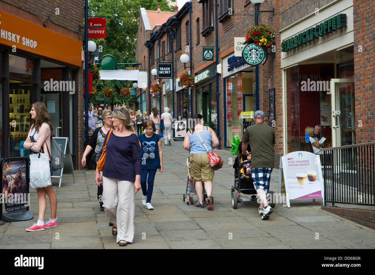 Touristen und Shopper flanieren Coppergate Spaziergang im Stadtzentrum von York North Yorkshire England UK Stockfoto